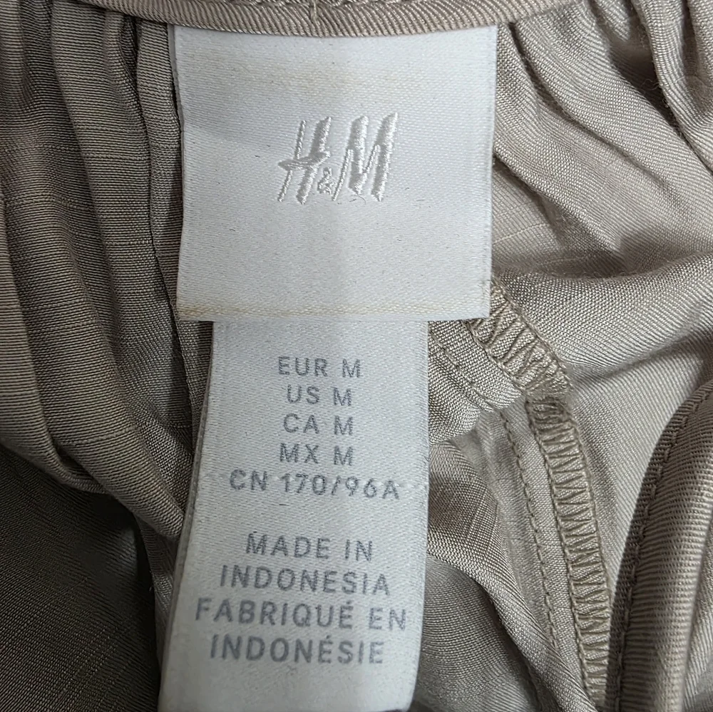 H&M FLOWING DRESS NEW W/O TAGS SIZE MEDIUM - Picture 2 of 15